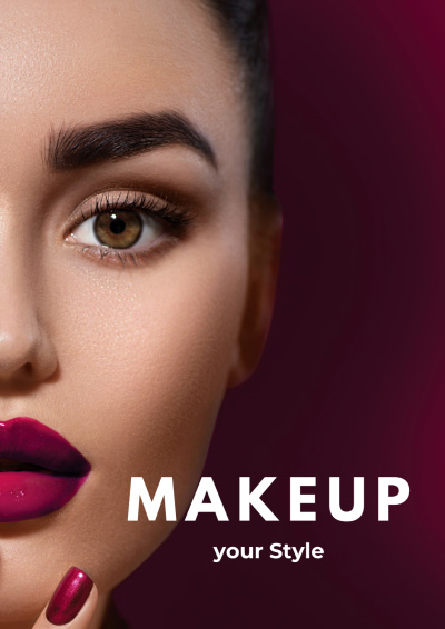 Nahaufnahme eines geschminkten Gesichts mit ausdrucksstarkem Make-up in Beerentönen. Lippen, Nägel und Lidschatten sind farblich abgestimmt, daneben steht der Text „MAKEUP your Style“.