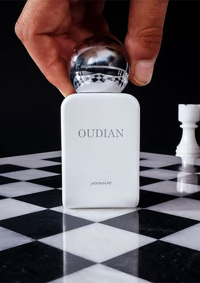 Flakon eines Pernoire Parfums wird über einer Marmorfläche präsentiert.