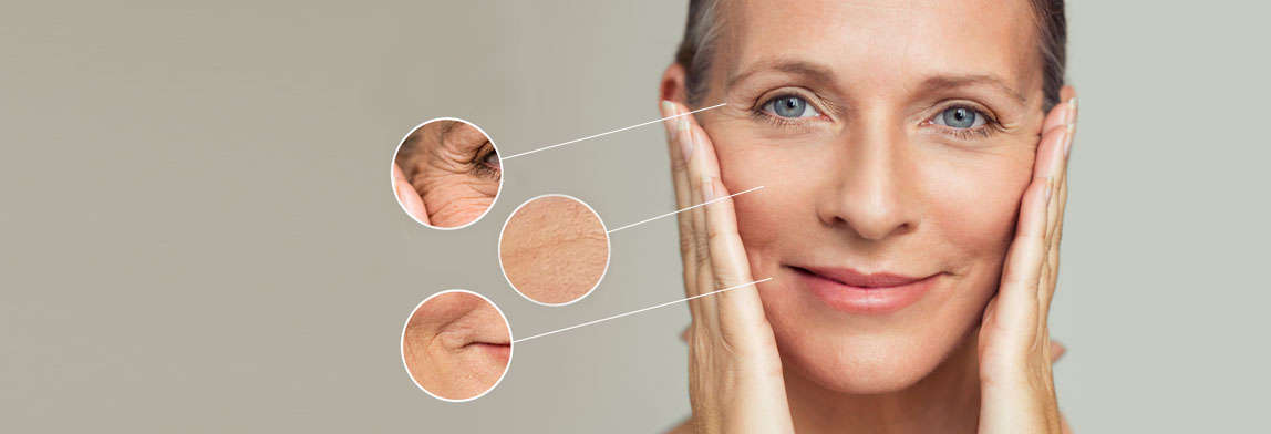 Porträt einer reifen Frau mit glatter Haut, die ihr Gesicht sanft mit beiden Händen berührt; vergrößerte Detailkreise zeigen Hautstruktur und Fältchen im Gesichtsbereich